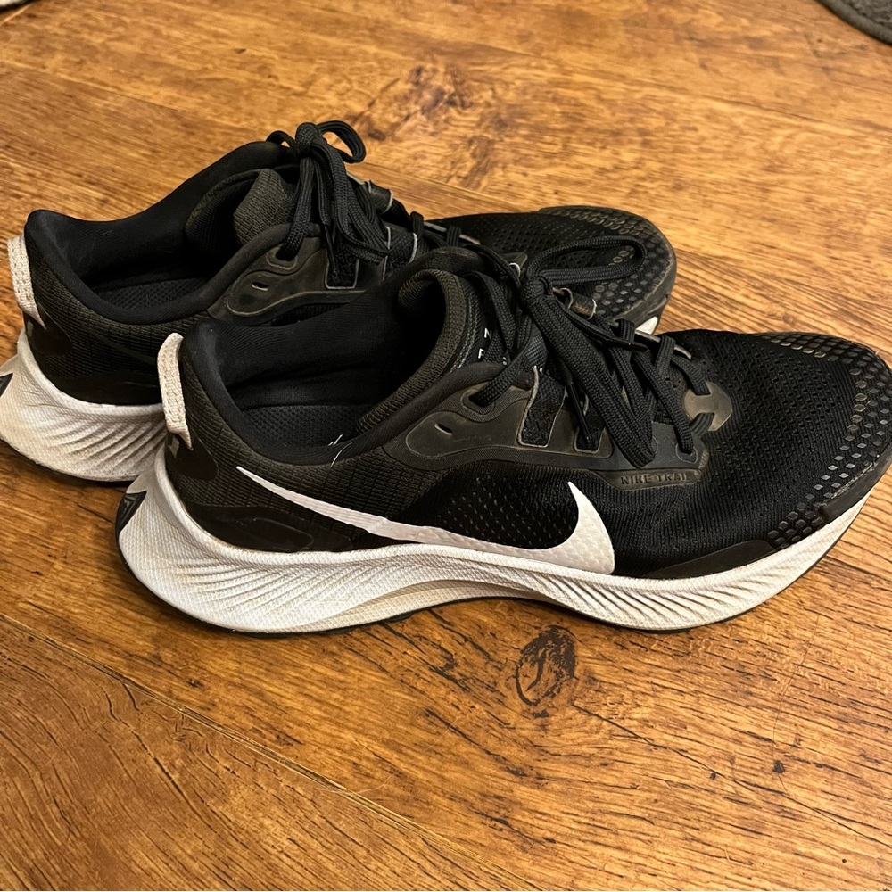 Women’s Nike Pegasus Trail 3 Running Shoes (size 8)